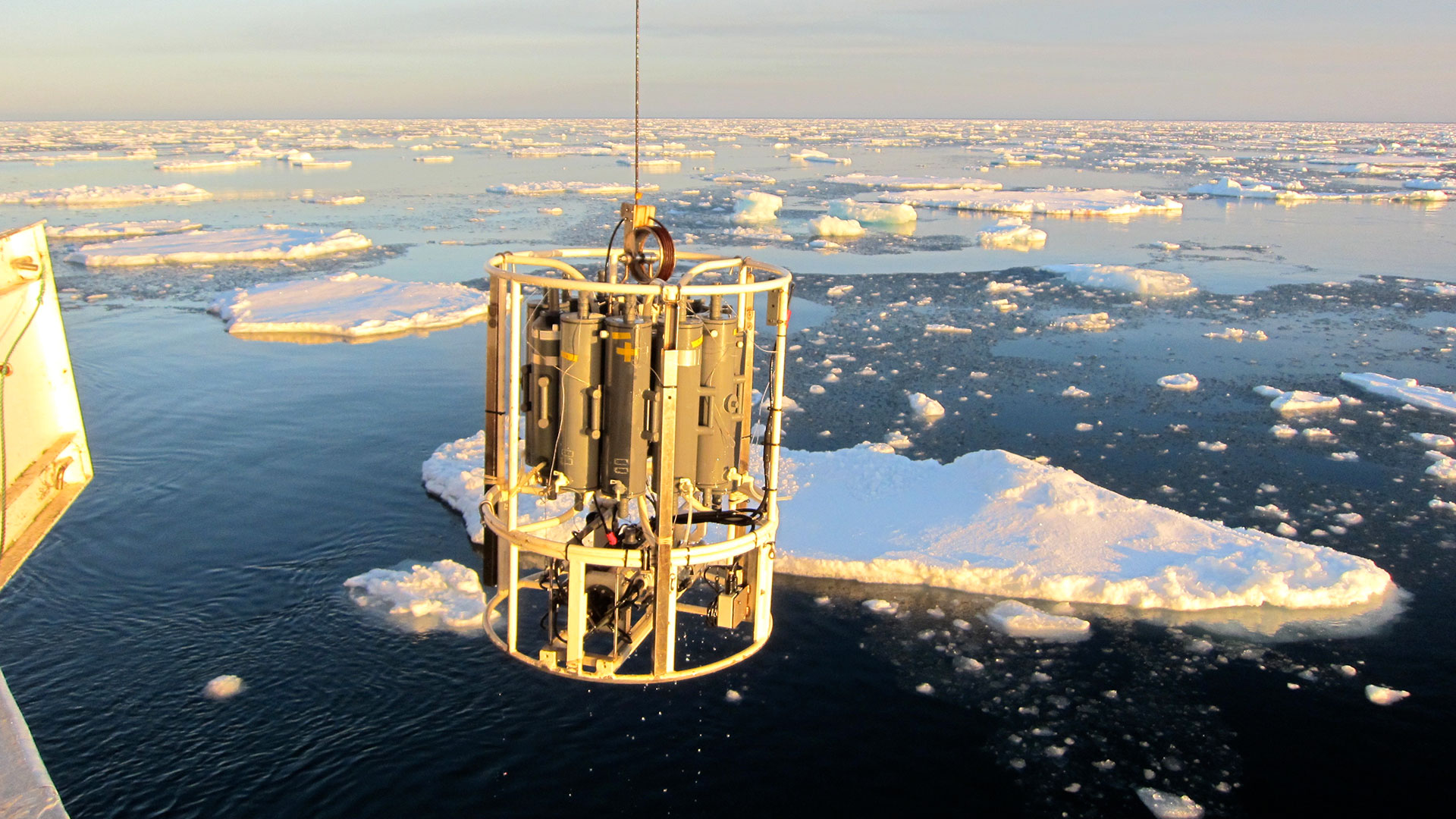 CTD sættes i vandet fra forskningsskibet Dana i Arktis