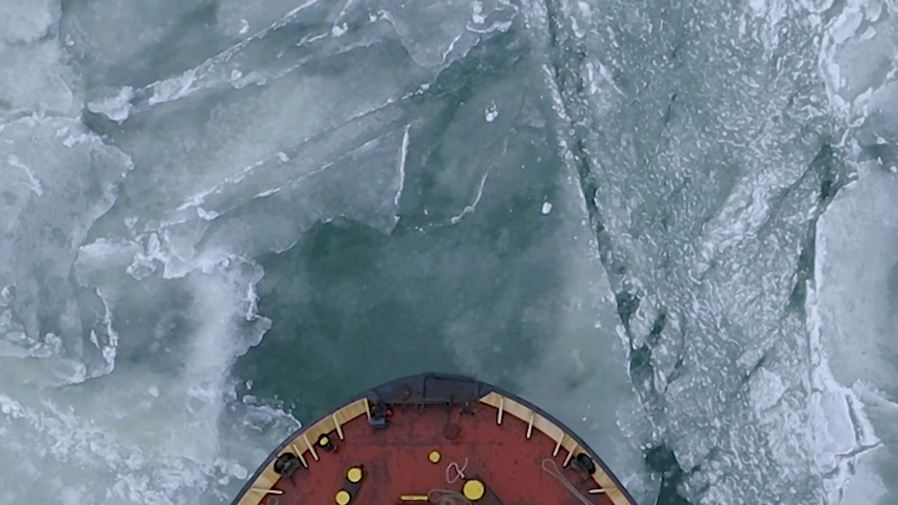 Forstævn af skib i isfyldt farvand