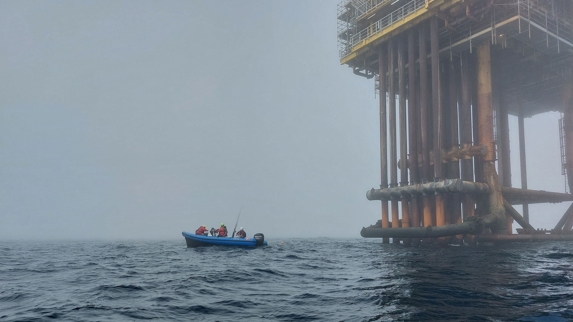 Small boat by offshore platform ©DTU Aqua Small boat by offshore platform